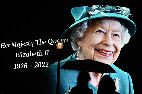 현지시간 8일 영국 런던 피카딜리 서커스의 대형 스크린에 엘리자베스 2세 여왕의 추모 이미지가 걸렸다. 〈사진=AFP 연합뉴스〉