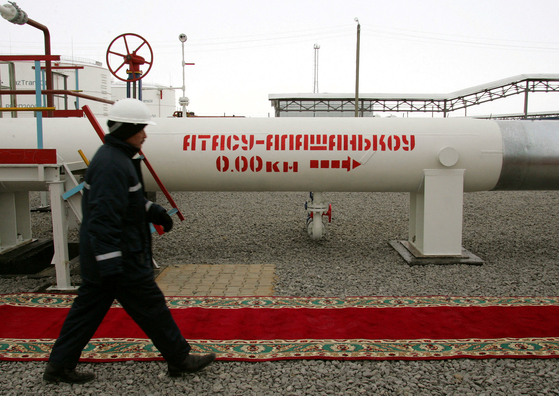 카자흐스탄의 원유를 중국에 수송하는 송유관. [사진=로이터, 연합뉴스]