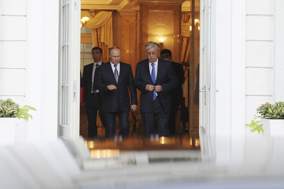 블라디미르 푸틴 러시아 대통령이 지난 8월 19일 흑해의 휴양지 소치에서 카심-조마르트 토카예프 카자흐스탄 대통령과 얘기를 나누며 문을 나서고 있다. [사진=AP, 연합뉴스]