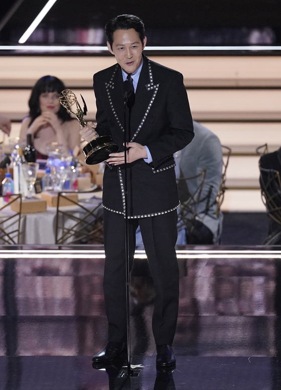 Lee Jung-jae accepts the Emmy for outstanding lead actor in a drama series for &#34;Squid Game&#34; at the 74th Primetime Emmy Awards on Monday, Sept. 12, 2022, at the Microsoft Theater in Los Angeles. (AP Photo/Mark Terrill) 091222128375    〈저작권자(c) 연합뉴스, 무단 전재-재배포 금지〉