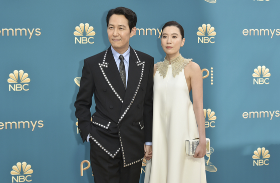 Lee Jung-Jae, left, and Lim Se Ryung arrive at the 74th Primetime Emmy Awards on Monday, Sept. 12, 2022, at the Microsoft Theater in Los Angeles. (Photo by Richard Shotwell/Invision/AP) 091222128375    〈저작권자(c) 연합뉴스, 무단 전재-재배포 금지〉