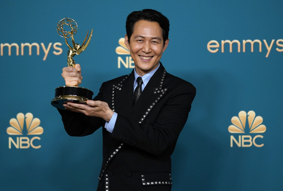 Lee Jung-jae, winner of the Emmy for outstanding lead actor in a drama series for &#34;Squid Game&#34;, poses in the press room at the 74th Primetime Emmy Awards on Monday, Sept. 12, 2022, at the Microsoft Theater in Los Angeles. (AP Photo/Jae C. Hong) 091222128375    〈저작권자(c) 연합뉴스, 무단 전재-재배포 금지〉