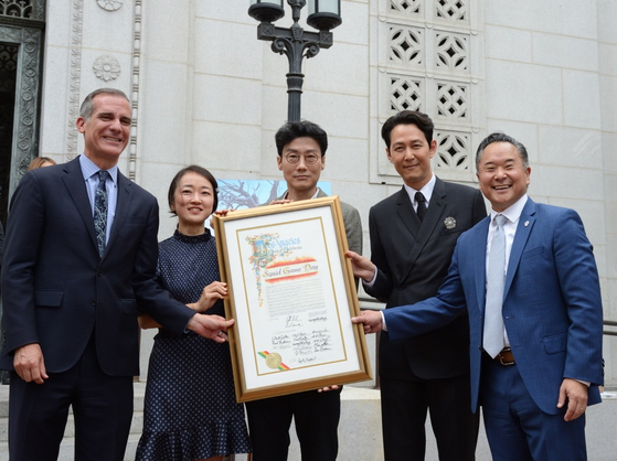 LA, 매년 9월 17일 '오징어 게임의 날' 제정     (로스앤젤레스=연합뉴스) 7일(현지시간) 한국 드라마 '오징어 게임'이 미국 대중문화에 미친 영향력과 성과를 기념해 매년 9월 17일을 '오징어 게임의 날(Squid Game Day)'을 제정했다고 미국 로스앤젤레스(LA)시가 밝혔다. 사진은 LA시 오징어 게임의 날 제정 선언식에서 기념 촬영하는 에릭 가세티 LA 시장(왼쪽부터), 김지연 싸이런픽쳐스 대표, 황동혁 오징어 게임 감독, 이정재 배우, 존 리 LA 시의원(12지구). 2022.9.12 [LA 시의회 제공. 재판매 및 DB 금지]     photo@yna.co.kr (끝)   〈저작권자(c) 연합뉴스, 무단 전재-재배포 금지〉