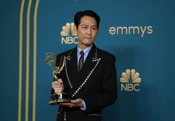 Lee Jung-jae, winner of the Emmy for outstanding lead actor in a drama series for &#34;Squid Game,&#34;poses in the press room at the 74th Primetime Emmy Awards on Monday, Sept. 12, 2022, at the Microsoft Theater in Los Angeles. (AP Photo/Jae C. Hong) 091222128375    〈저작권자(c) 연합뉴스, 무단 전재-재배포 금지〉