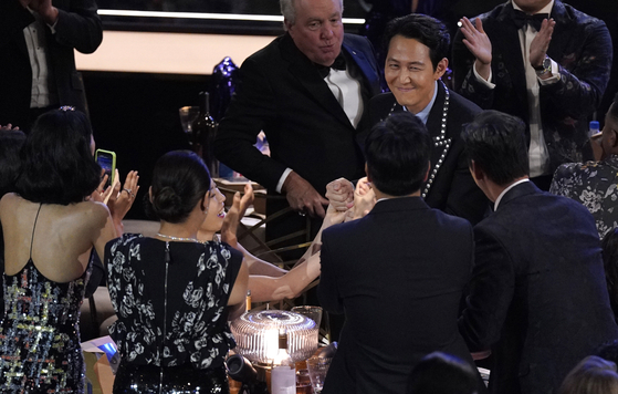The cast of &#34;Squid Games&#34; congratulates their fellow cast mate, Lee Jung-jae, the winner of the Emmy for outstanding lead actor in a drama series for &#34;Squid Game&#34; at the 74th Primetime Emmy Awards on Monday, Sept. 12, 2022, at the Microsoft Theater in Los Angeles. (AP Photo/Mark Terrill) 091222128375    〈저작권자(c) 연합뉴스, 무단 전재-재배포 금지〉