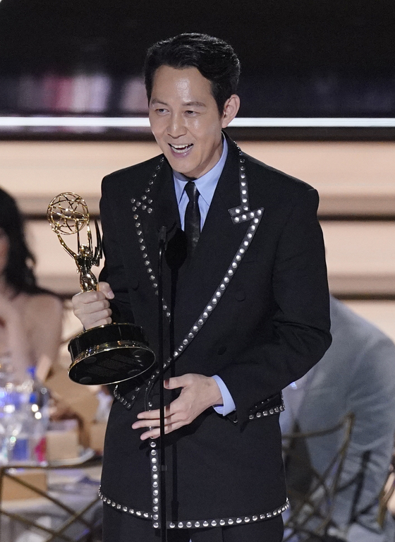 Lee Jung-jae accepts the Emmy for outstanding lead actor in a drama series for &#34;Squid Game&#34; at the 74th Primetime Emmy Awards on Monday, Sept. 12, 2022, at the Microsoft Theater in Los Angeles. (AP Photo/Mark Terrill) 091222128375    〈저작권자(c) 연합뉴스, 무단 전재-재배포 금지〉