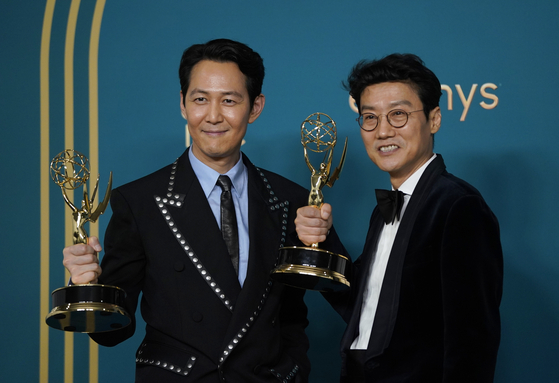 Lee Jung-jae, winner of the Emmy for outstanding lead actor in a drama series for &#34;Squid Game,&#34; left, and Hwang Dong-hyuk, winner of the Emmy for outstanding directing for a drama series for &#34;Squid Game,&#34; pose in the press room at the 74th Primetime Emmy Awards on Monday, Sept. 12, 2022, at the Microsoft Theater in Los Angeles. (AP Photo/Jae C. Hong) 091222128375    〈저작권자(c) 연합뉴스, 무단 전재-재배포 금지〉