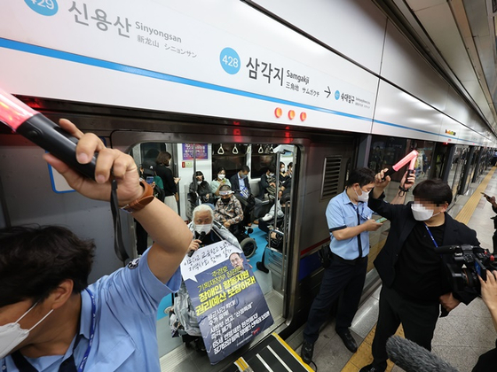 지난달 30일 오전 서울 용산구 삼각지역에서 전국장애인차별철폐연대(전장연)이 장애인권리예산 보장을 촉구하며 지하철 탑승 시위를 하는 모습. 〈사진=연합뉴스〉