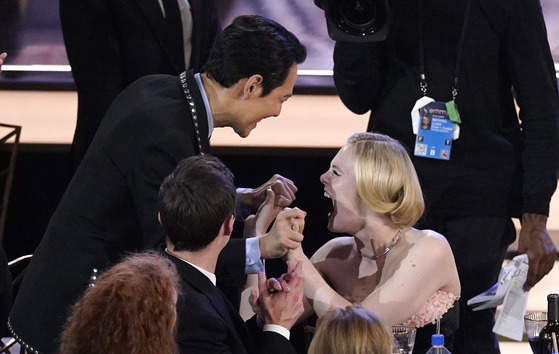 Elle Fanning, right, congratulates Lee Jung-jae, winner of the Emmy for outstanding lead actor in a drama series for &#34;Squid Game&#34;, in the audience at the 74th Primetime Emmy Awards on Monday, Sept. 12, 2022, at the Microsoft Theater in Los Angeles. (AP Photo/Mark Terrill) 091222128375    〈저작권자(c) 연합뉴스, 무단 전재-재배포 금지〉