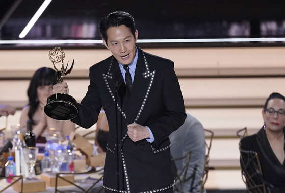 Lee Jung-jae accepts the Emmy for outstanding lead actor in a drama series for &#34;Squid Game&#34; at the 74th Primetime Emmy Awards on Monday, Sept. 12, 2022, at the Microsoft Theater in Los Angeles. (AP Photo/Mark Terrill) 091222128375    〈저작권자(c) 연합뉴스, 무단 전재-재배포 금지〉