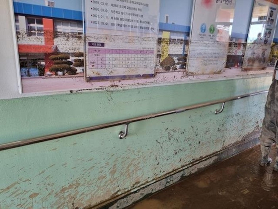 태풍 '힌남노'로 1층이 완전 침수한 경북 포항 남성초등학교. 〈사진-교육부〉