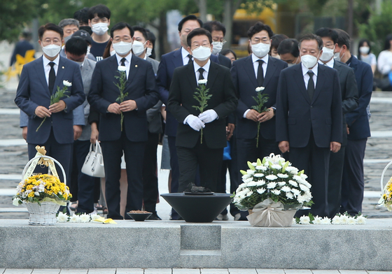 전당대회 당대표에 출마한 더불어민주당 이재명 의원이 지난 7월 23일 오전 경남 김해시 진영읍 봉하마을 고(故) 노무현 전 대통령 묘역을 참배하고 있다. 〈사진=연합뉴스〉