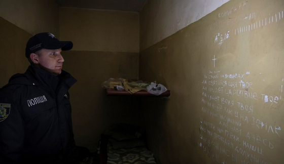 러시아군이 점령한 동안 구금 장소로 사용한 하르키우주 바라클리아의 경찰서 지하실 벽에 일수와 주기도문이 적혀있는 모습. 〈사진=로이터 연합뉴스〉