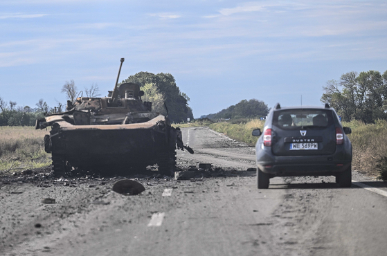 지난 10일 우크라이나 하르키우주 바라클리아 한 도로에 파괴된 러시아 장갑차가 놓여 있다. 〈사진=AFP 연합뉴스〉