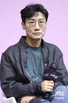 '에미상 금의환향' 황동혁 감독 “'오겜' 공개 1주년…평생 기억 남을 여정“ 
