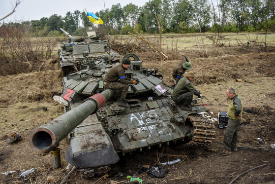 지난 15일 우크라이나 하르키우주에서 발견된 러시아군의 T-72 전차. 〈사진=EPA 연합뉴스〉