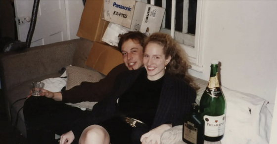대학 시절 일론 머스크와 여자 친구 제니퍼 그윈 〈사진=PR옥션〉