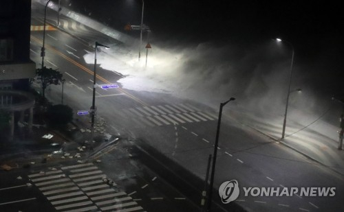 오늘 새벽 부산 해운대구 마린시티 해안도로에 파도가 들이닥쳤다. 〈사진=연합뉴스〉