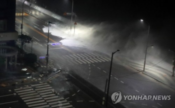 힌남노 7시10분 울산앞바다로 빠져나가...“오늘까지 많은 비와 강풍 예상“