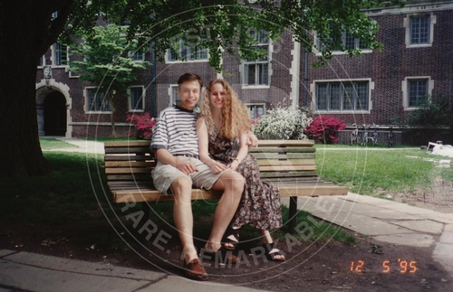 대학 시절 일론 머스크와 여자 친구 제니퍼 그윈  〈사진=PR옥션〉