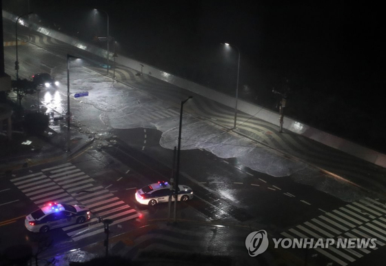 6일 새벽 11호 태풍 힌남노가 강타한 부산 해운대구 마린시티 해안도로에 파도가 들이치고 있다. 〈사진=연합뉴스〉