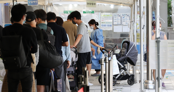 지난 15일 오전 마포구청 선별진료소에서 시민들이 검사를 기다리고 있다. 〈사진=연합뉴스〉