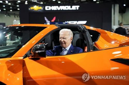 북미 오토쇼에서 전시 차량에 승차한 조 바이든 미국 대통령 〈사진=연합뉴스〉