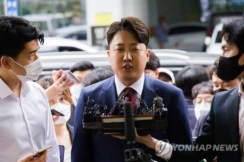 '성 상납 의혹' 이준석 전 대표, 비공개 출석해 12시간 조사 뒤 귀가
