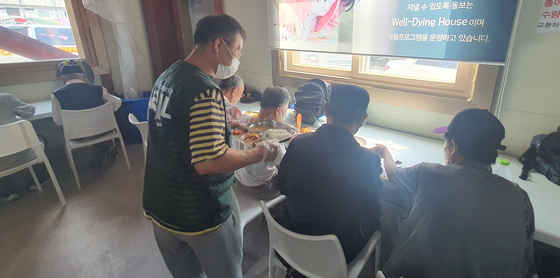 서울 답십리동 '밥퍼나눔운동본부'에서 무료로 식사를 제공하는 모습. (사진=인턴기자 강석찬)