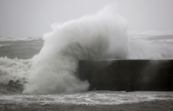 18일 태풍 난마돌의 영향으로 일본 남부 미야자키 해안에 높은 파도가 치고 있는 모습. 〈사진=AP 연합뉴스〉