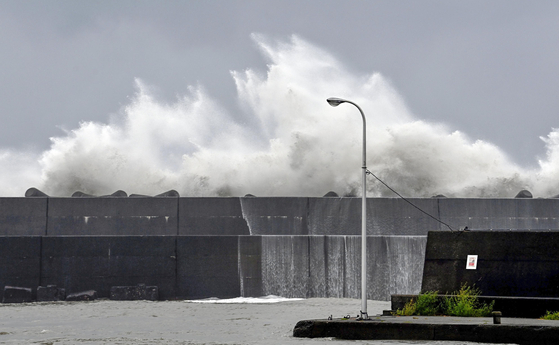 지난 18일 제14호 태풍 '난마돌'의 영향으로 일본 남부 고치현 한 항구에 물결이 높게 일고 있다. 〈사진=AP 연합뉴스〉