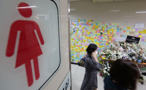 지난 18일 '역무원 스토킹 피살 사건'이 발생한 서울 지하철 2호선 신당역 여자화장실 입구에 마련된 추모 공간. 〈사진-연합뉴스〉