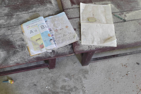 군부로부터 헬기 기관총 공격을 당한 다음날인 지난 17일 미얀마 사가잉 지역의 한 수도원 내 학교 마루에 책과 공책이 놓여 있다. 〈사진=AP 연합뉴스〉