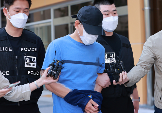 지난해 9월 이혼 소송 중인 아내를 흉기로 살해한 장모 씨가 서울 강서경찰서에서 이송되고 있는 모습. 〈사진=연합뉴스〉