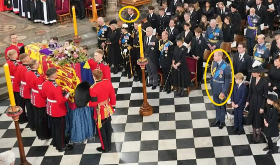 윌리엄 왕세자와 해리 왕자가 왕위 계승 서열에 따라 엘리자베스 2세 여왕 장례식에 자리한 모습. 〈사진=가디언 홈페이지 캡처〉