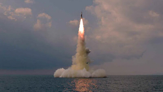 북한이 지난해 10월 신포조선소 앞바다에서 시험 발사한 잠수함발사탄도미사일(SLBM). 〈사진=노동신문 캡처〉