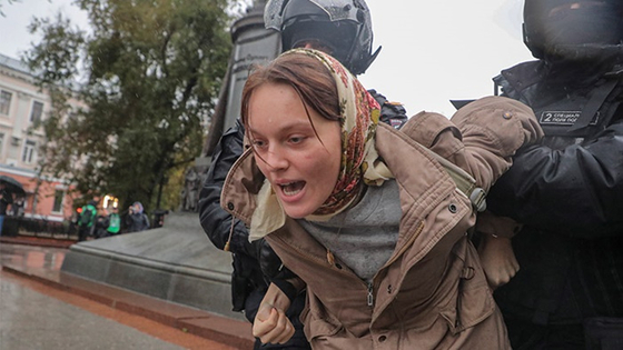 현지시간 24일 러시아 모스크바 시내에서 예비군 부분 동원령을 반대하는 시위에 참가했다 경찰에 끌려가는 여성. 〈사진-EPA·연합뉴스〉