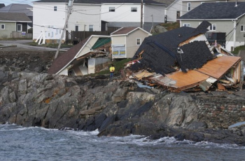 허리케인 피오나 덮친 캐나다 동부…집 무너지고 수십만 가구 정전