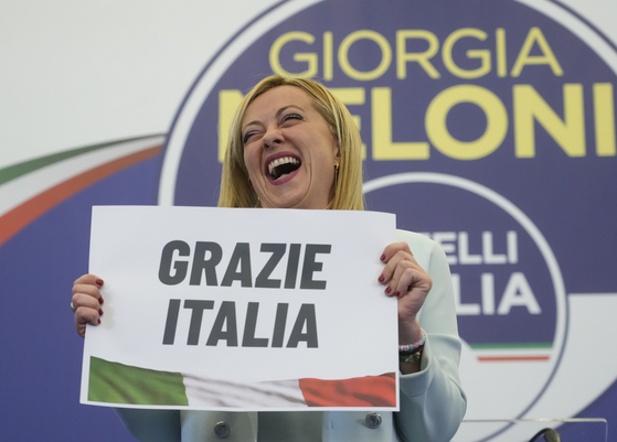 조르자 멜로니 이탈리아 형제당 대표가 25일(현지시간) 로마에 있는 당 선거본부에서 열린 기자회견에서 &#34;고마워요 이탈리아&#34; 문구가 적힌 플래카드를 들고 있다. 〈사진=AP 연합뉴스〉 