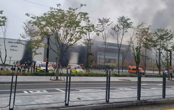 26일 오전 7시 45분쯤 대전 유성구 용산동 한 대형 아웃렛에서 불이 나 검은 연기가 치솟고 있다. 〈사진=연합뉴스〉