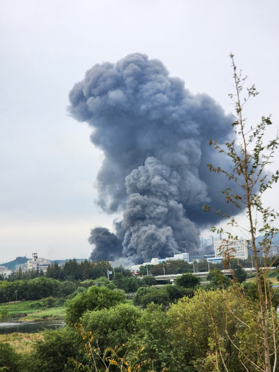26일 오전 7시 45분쯤 대전 유성구 용산동 한 대형 아웃렛에서 불이 나 검은 연기가 치솟고 있다. 〈사진=연합뉴스〉