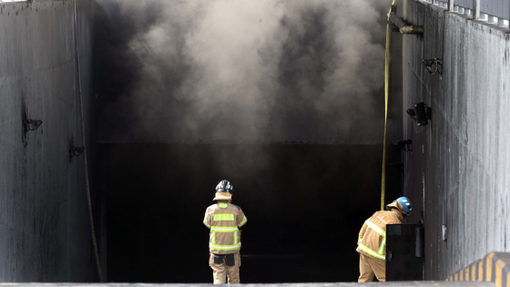 26일 대전 유성구 용산동 현대 프리미엄아울렛 화재로 사상자가 발생한 가운데 지하에서 뿜어져 나오는 유독 가스로 119 구조대원들이 실종사 수색에 어려움을 겪고 있다. 〈사진=연합뉴스〉
