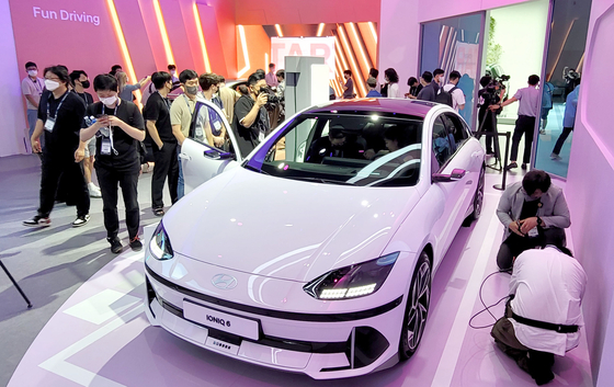 지난 7월 14일 부산 해운대구 벡스코에서 열린 부산국제모터쇼 프레스데이 행사에서 현대자동차가 공개한 전기차 '아이오닉 6'을 취재진이 살펴보고 있다. 〈사진=연합뉴스〉