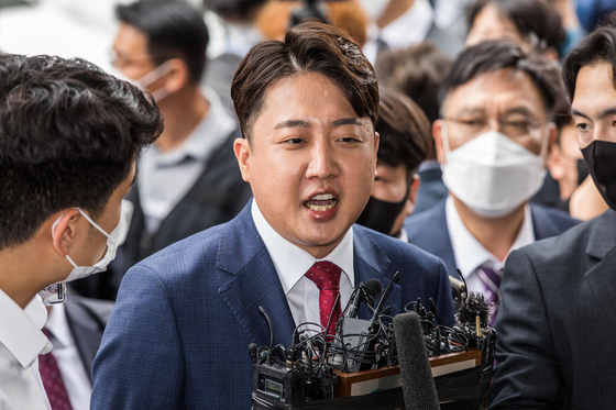 지난 14일 이준석 전 국민의힘 대표가 서울남부지법 앞에서 취재진의 질문에 답하고 있다. 〈사진=국회사진기자단〉
