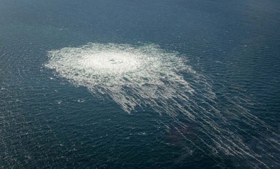 27일(현지시간) 덴마크 보른홀름 인근 해역에 노르트스트림2 가스관의 가스 누출로 지름 1㎞가 넘는 거대한 거품이 형성돼 있다. 〈사진=로이터 연합뉴스〉
