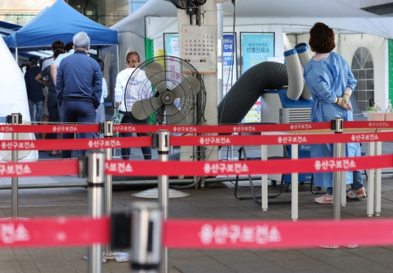 서울 용산구보건소 코로나19 선별진료소. 〈사진-연합뉴스〉