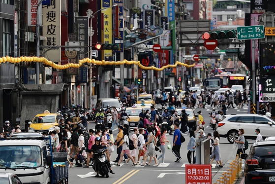 지난 8월 대만 지룽시에서 마스크를 한 시민들. 〈사진-EPA·연합뉴스〉