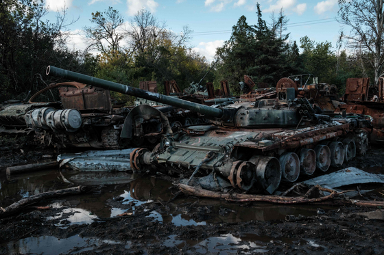 지난 25일 우크라이나 하르키우주 이지움 근처에서 러시아 전차가 망가진 채 놓여있다. 〈사진=AFP 연합뉴스〉