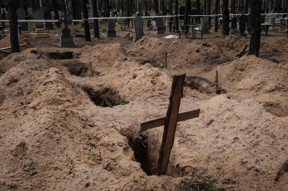 우크라이나 하르키우주 이지움에서 학살된 민간인이 묻혔던 무덤. 〈사진=AFP 연합뉴스〉 