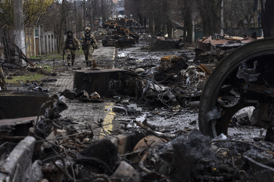 지난 4월 3일 우크라이나 키이우 외곽의 부차에서 군인들이 파괴된 러시아 전차 사이를 걷고 있다. 〈사진=AP 연합뉴스〉